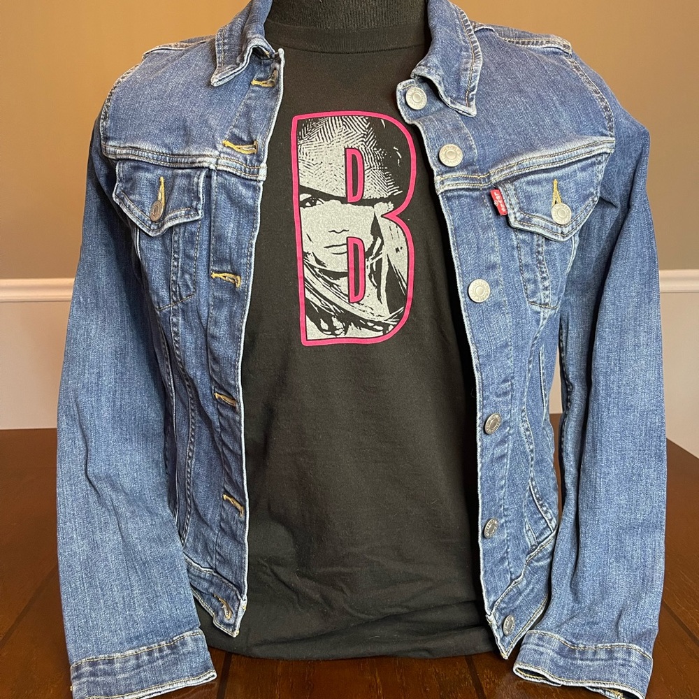Levi’s jean jacket for women size medium